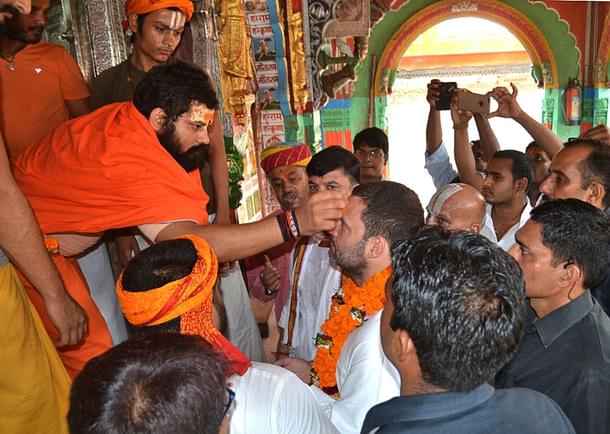 Congress vice-president Rahul Gandhi seeks divine blessings. (Saurabh/Hindustan Times via GettyImages) 